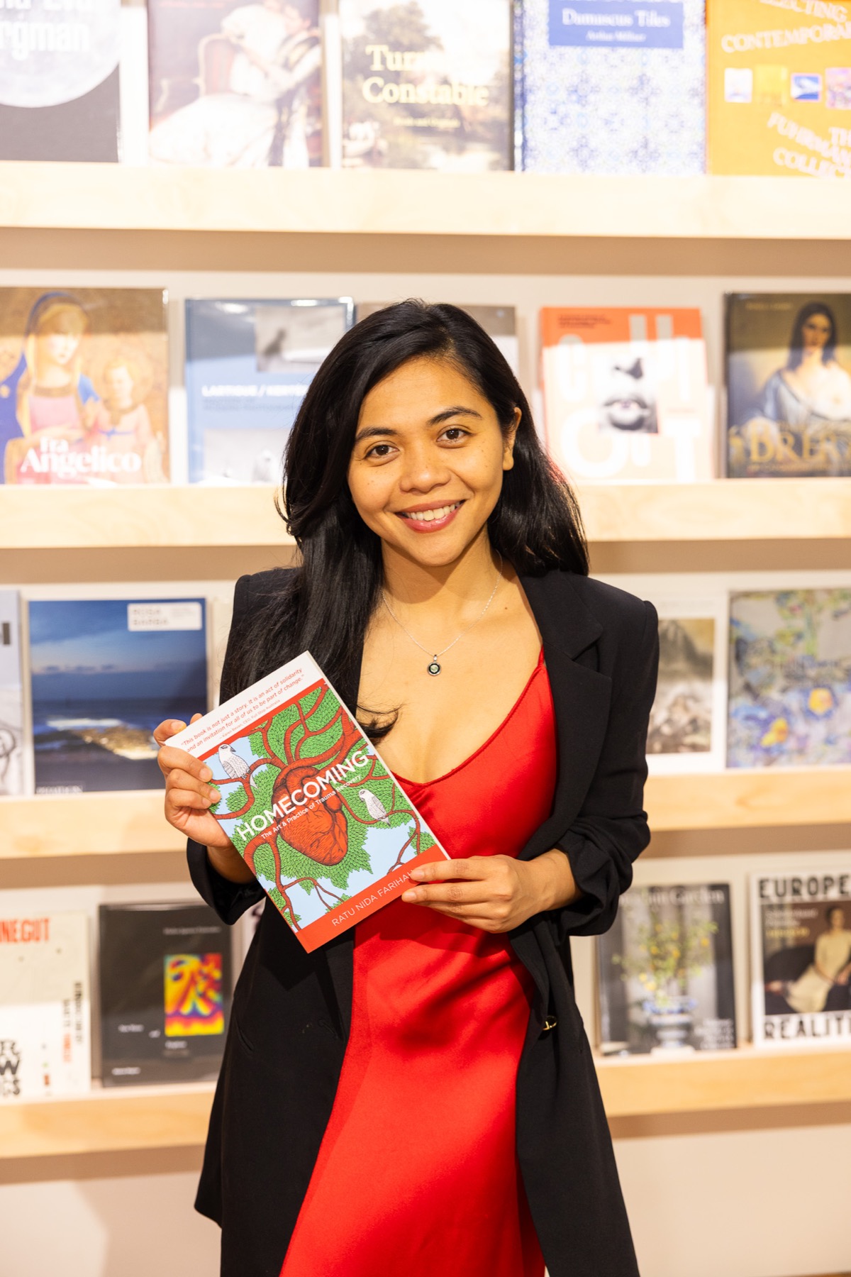 Ratu Nida holding Homecoming in a bookshop